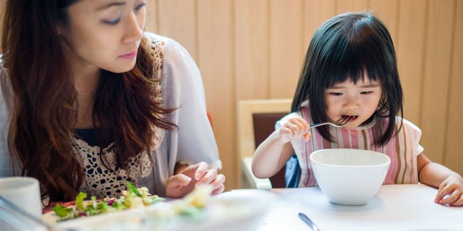7 mẹo giúp bố mẹ nhàn tênh khi đưa con cái ra ngoài ăn, trẻ ngoan ngoãn không nghịch phá - Ảnh 3.
