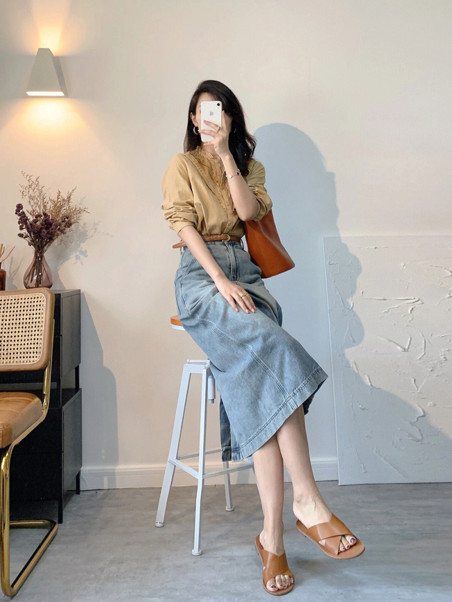 Chân váy denim + sơ mi: Cặp đôi công sở - Ảnh 5. Chân váy denim + sơ mi: Cặp đôi công sở - Ảnh 5.