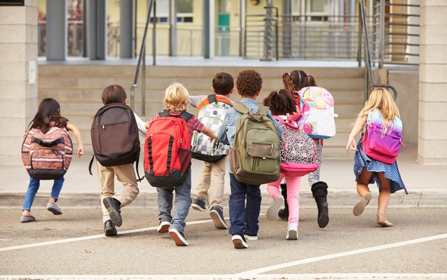 Nguy cơ ảnh hưởng cột sống từ một số thói quen phổ biến khi trẻ quay lại trường học - Ảnh 1.