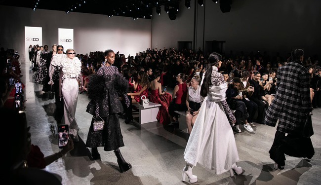 NTK Đỗ Mạnh Cường trình làng 50 thiết kế phiên bản giới hạn tại New York Fashion Week  - Ảnh 2.