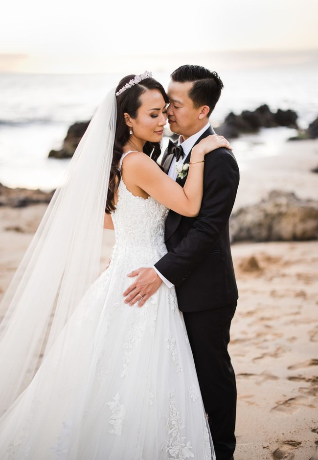 Đám cưới đẹp như mơ bên bờ biển Hawaii với 500 đóa hồng trắng - Ảnh 1.