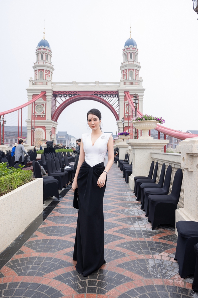 Hoa hậu Đỗ Mỹ Linh ngày càng gợi cảm sau sinh con, 'chị đẹp' Quỳnh Nga lấp ló thềm ngực tại show thời trang - Ảnh 5.