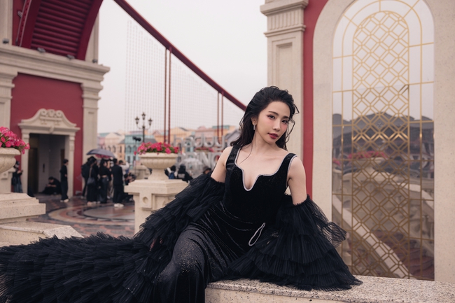 Hoa hậu Đỗ Mỹ Linh ngày càng gợi cảm sau sinh con, 'chị đẹp' Quỳnh Nga lấp ló thềm ngực tại show thời trang - Ảnh 6.