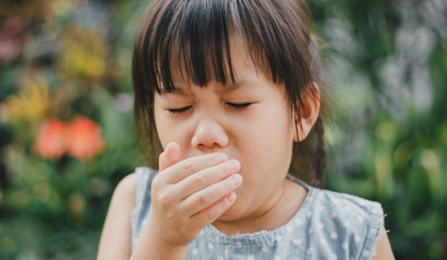Trẻ thường xuyên hắng giọng có thể mắc 2 căn bệnh này, nhiều cha mẹ không biết - Ảnh 1.