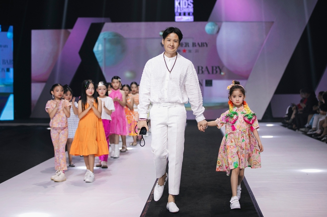 Siêu mẫu Thanh Hằng bị sốt nhưng vẫn thần thái trên sàn Catwalk  - Ảnh 12.