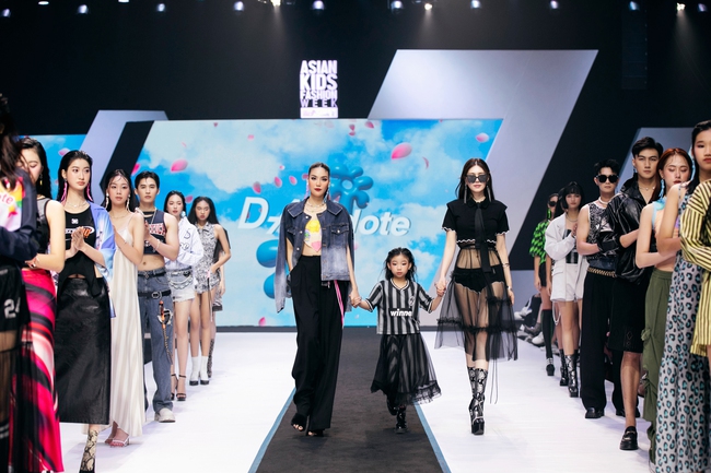 Siêu mẫu Thanh Hằng bị sốt nhưng vẫn thần thái trên sàn Catwalk  - Ảnh 5.