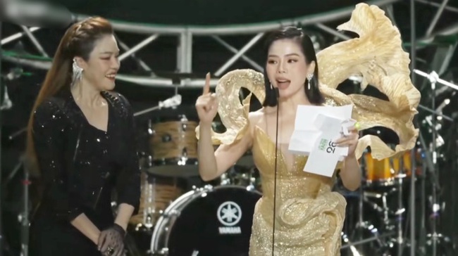 Lệ Quyên cướp lời MC, bị chê vô duyên trên sân khấu LSX, biểu cảm đứng kế bên của Thu Phương gây chú ý - Ảnh 4. Lệ Quyên cướp lời MC, bị chê vô duyên trên sân khấu LSX, biểu cảm đứng kế bên của Thu Phương gây chú ý - Ảnh 4.