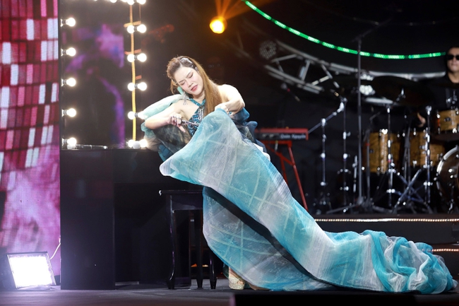Một chị đẹp tự cầm kéo cắt phăng váy đắt tiền trên sân khấu Làn sóng xanh - Ảnh 2.
