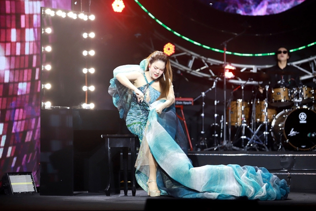 Một chị đẹp tự cầm kéo cắt phăng váy đắt tiền trên sân khấu Làn sóng xanh - Ảnh 3.