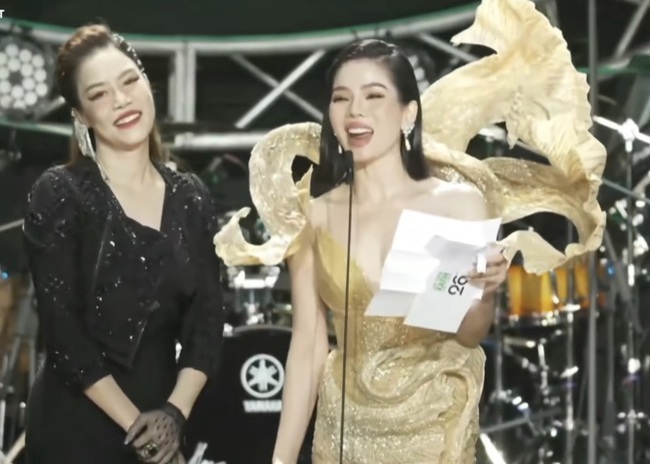 Lệ Quyên cướp lời MC, bị chê vô duyên trên sân khấu LSX, biểu cảm đứng kế bên của Thu Phương gây chú ý - Ảnh 5. Lệ Quyên cướp lời MC, bị chê vô duyên trên sân khấu LSX, biểu cảm đứng kế bên của Thu Phương gây chú ý - Ảnh 5.