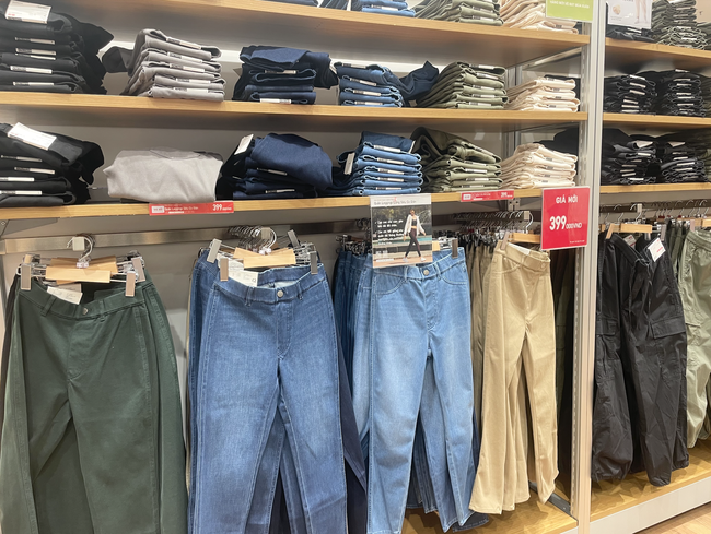 UNIQLO &quot;sale khủng&quot; dịp cuối năm: Áo len còn 299k, áo phao siêu nhẹ sale tới 30%, quần jeans cũng giảm 50% - Ảnh 8.