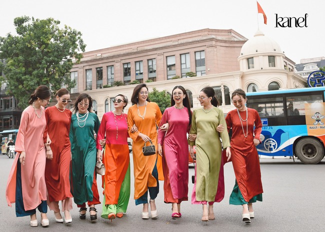 Nhìn chị em tấp nập chụp ảnh trên phố Tạ Hiện, đoán ngay được nên mua áo dài kiểu gì diện Tết này - Ảnh 11.