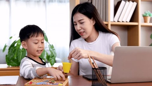 Bà mẹ thạc sĩ ở Hà Nội áp dụng 2 chiêu &quot;thưởng phạt&quot; giúp con tự giác học tiếng Anh: Kết quả bất ngờ sau 15 năm - Ảnh 1.