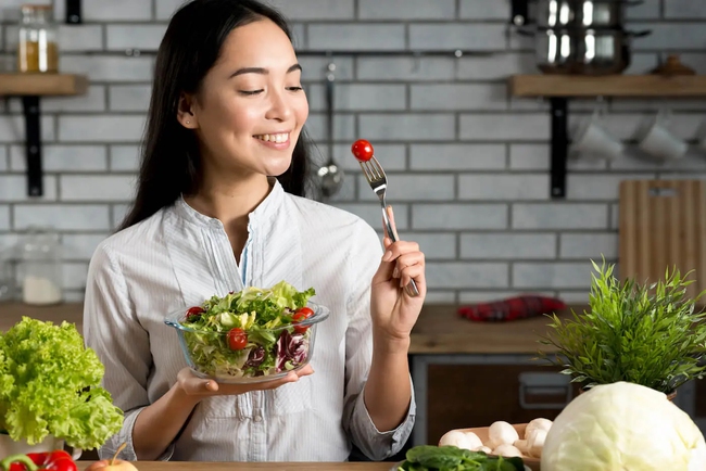 2 thời điểm vàng dễ tăng cân trong ngày, nhắc nhở chị em dù có đói cũng phải kiểm soát khẩu phần ăn - Ảnh 6.