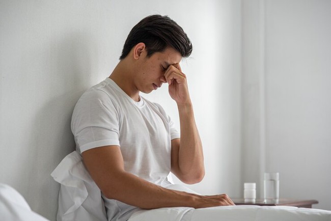 man-with-migraines-holds-her-hand-by-his-nose-bed1150-26108-17298670248052029487722.jpg