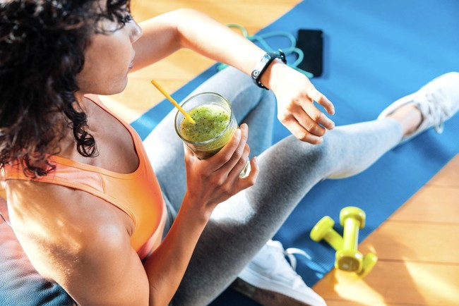 woman-workout-at-home-with-green-smoothie-395682b8603e48f3a38ee2f1075f56c9-17284652423421975576481.jpg