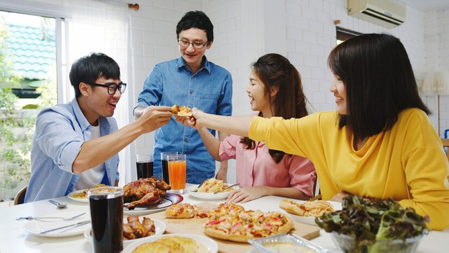 -asia-family-party-eating-pizza-food-laughing-enjoying-meal-while-sitting-dining-table-together-house-celebration-holiday-togetherness7861-2650-1731328262868408549757.jpg