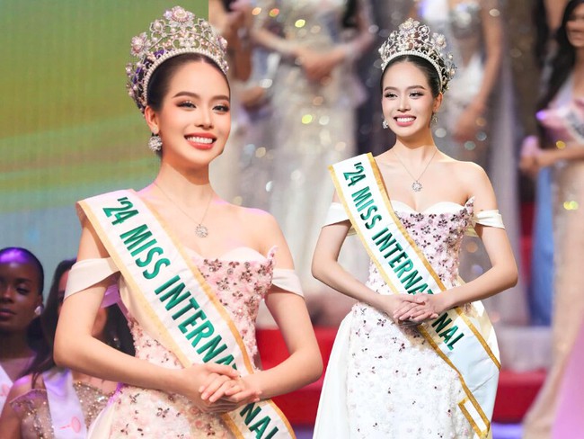 Hoa hậu Thanh Thủy vừa đăng quang Miss International 2024 đã gây chú ý vì &quot;chi tiết khác thường&quot; khi đứng cạnh bố mẹ: Liệu sự thật là gì? - Ảnh 2.