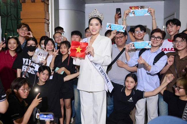 Kỳ Duyên &quot;hiện nguyên hình&quot; khi bị MC Miss Universe bất thình lình phỏng vấn - Ảnh 10.