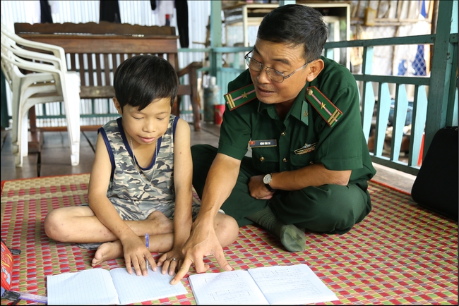 Nâng bước em tới trường - Con nuôi Đồn Biên phòng: Hướng tới đồng bào dân tộc thiểu số ở nơi biên giới, ươm mầm bảo vệ biên cương - Ảnh 3.