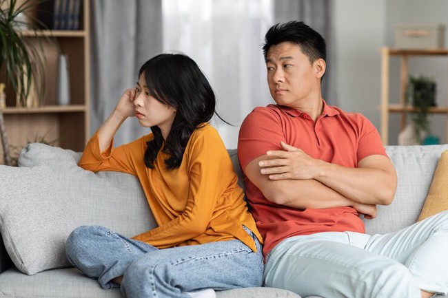 upset-asian-couple-sitting-couch-home116547-41422-17323282964501200862926.jpg