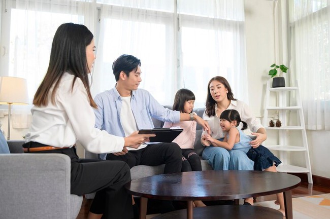 asian-family-meeting-with-female-real-estate-agent-insurance-consultant-offering-promotions33799-18209-17305971988131186504096.jpg