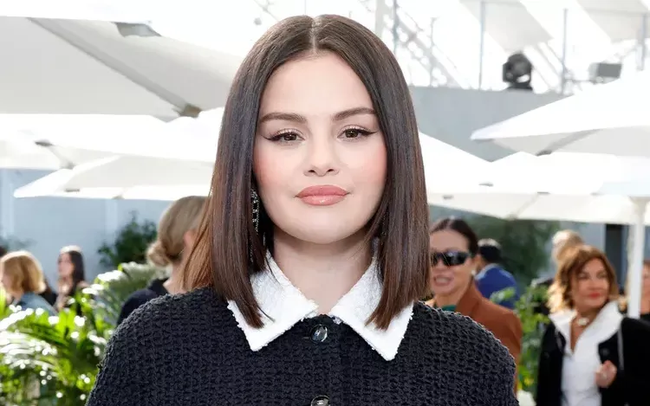 Selena Gomez n&oacute;i về sự c&ocirc; lập ở Hollywood - Ảnh 1.
