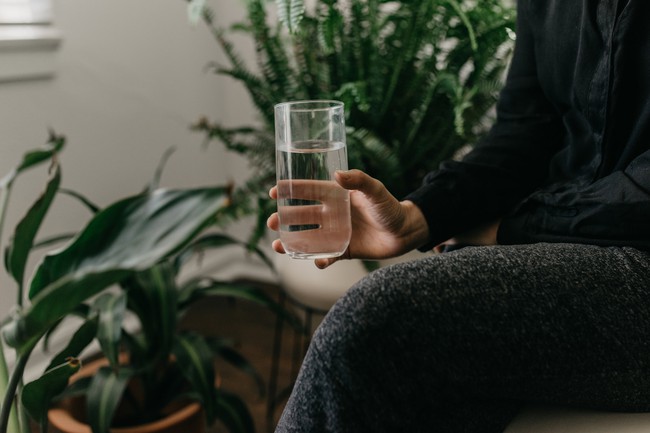 drinking-water-before-bed-17272520929791602681134-1734341729739-1734341731571971134947-1734358937117-1734358937516176010123.jpg