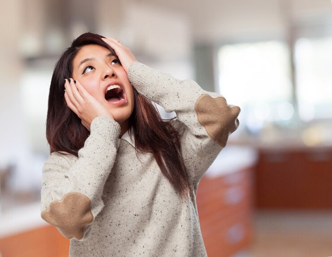 woman-looking-ceiling-screaming1187-3412-1735476550417648971447.jpg