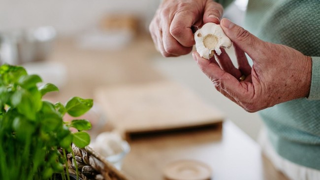 closeup-of-a-senior-person-peeling-garlic-1733297703862902559317.jpg