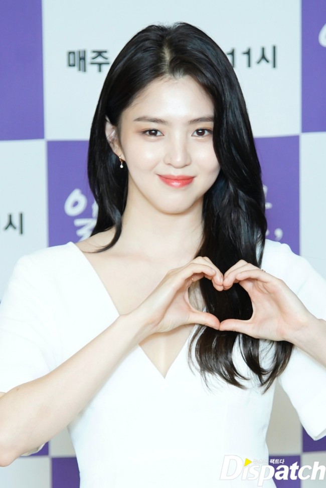 Han So Hee có da trắng sáng hút hồn người đối diện, hóa ra là chăm dùng một thứ! - Ảnh 3. Han So Hee có da trắng sáng hút hồn người đối diện, hóa ra là chăm dùng một thứ! - Ảnh 3.