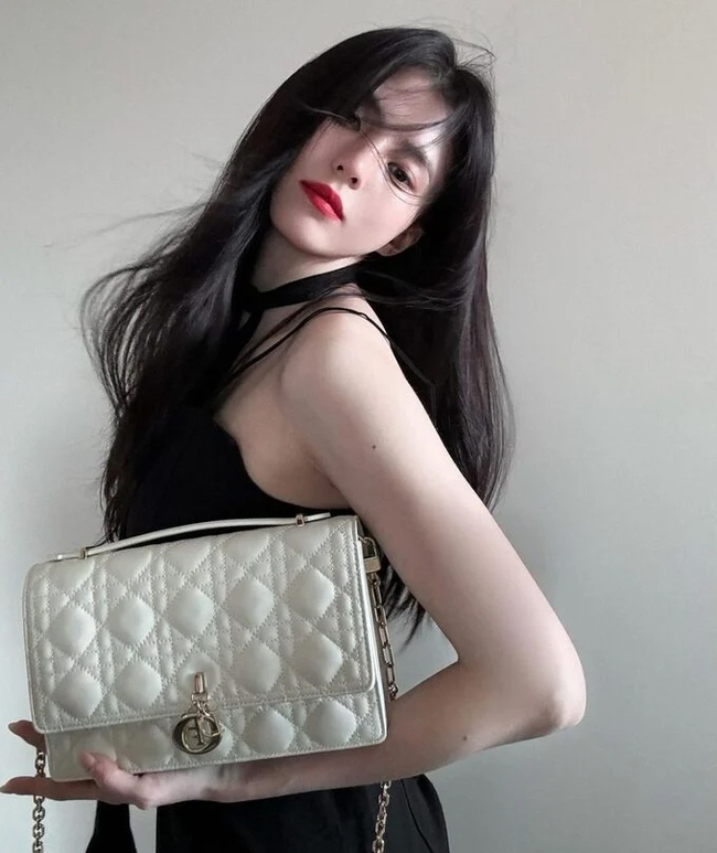Han So Hee có da trắng sáng hút hồn người đối diện, hóa ra là chăm dùng một thứ! - Ảnh 4. Han So Hee có da trắng sáng hút hồn người đối diện, hóa ra là chăm dùng một thứ! - Ảnh 4.