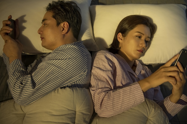 Luôn tự hào chồng chiều vợ, tôi sững sờ khi vô tình đọc được những tin nhắn của anh với người đồng nghiệp - Ảnh 1. Luôn tự hào chồng chiều vợ, tôi sững sờ khi vô tình đọc được những tin nhắn của anh với người đồng nghiệp - Ảnh 1.