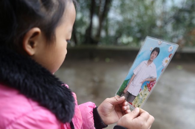 Bị cha mẹ bỏ rơi, cô bé 5 tuổi tự mình chăm sóc bà ngoại - Ảnh 2.
