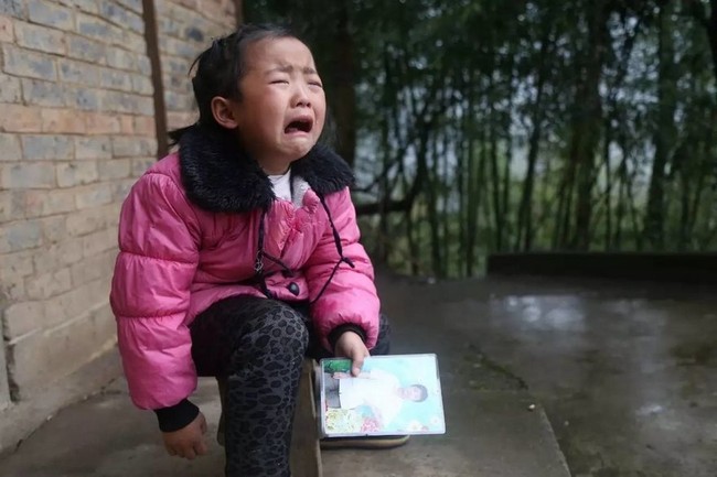 Bị cha mẹ bỏ rơi, cô bé 5 tuổi tự mình chăm sóc bà ngoại - Ảnh 4.