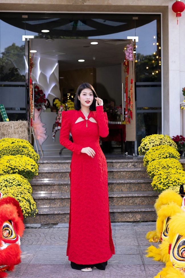 Dàn Bông hậu Việt khoe sắc trong tà áo dài trong ngày đầu xuân - Ảnh 1.