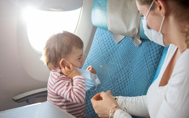 Trẻ bị viêm tai đi máy bay có ảnh hưởng gì không? - Ảnh 1.