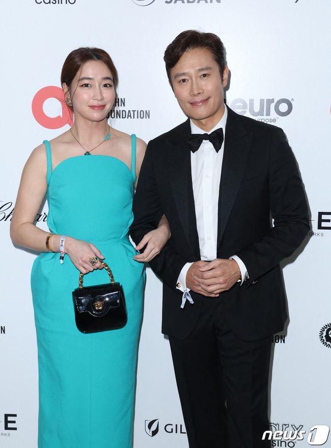 Vợ chồng Lee Byung Hun - Lee Min Jung và thời trang cặp đôi đầy tinh tế, đẳng cấp - Ảnh 9.
