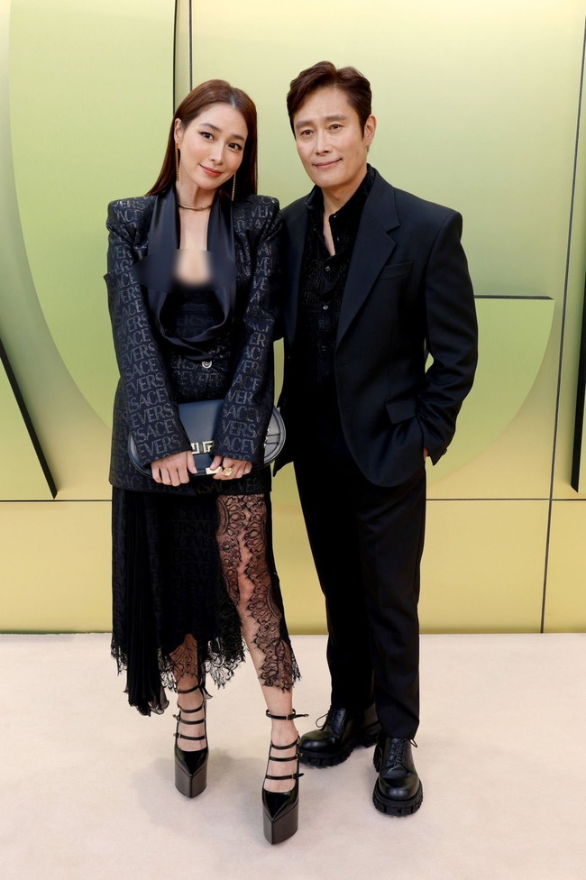 Vợ chồng Lee Byung Hun - Lee Min Jung và thời trang cặp đôi đầy tinh tế, đẳng cấp - Ảnh 2.