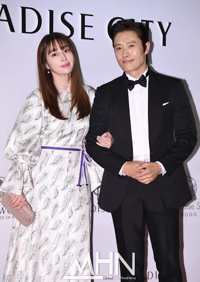 Vợ chồng Lee Byung Hun - Lee Min Jung và thời trang cặp đôi đầy tinh tế, đẳng cấp - Ảnh 1.