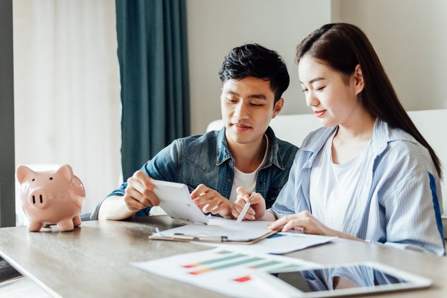 Bài toán tài chính gia đình: Vợ chồng thu nhập thấp nên ưu tiên tiết kiệm trước, hay mua bảo hiểm trước? - Ảnh 3.