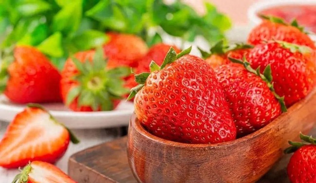 Lão nông trồng dâu tây lâu năm: "Chỉ dùng muối hay bột mì để rửa thì chả có cái nào đúng, rửa thế này sẽ sạch hơn" - Ảnh 1. Lão nông trồng dâu tây lâu năm: "Chỉ dùng muối hay bột mì để rửa thì chả có cái nào đúng, rửa thế này sẽ sạch hơn" - Ảnh 1.