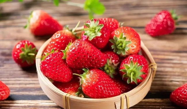 Lão nông trồng dâu tây lâu năm: "Chỉ dùng muối hay bột mì để rửa thì chả có cái nào đúng, rửa thế này sẽ sạch hơn" - Ảnh 2. Lão nông trồng dâu tây lâu năm: "Chỉ dùng muối hay bột mì để rửa thì chả có cái nào đúng, rửa thế này sẽ sạch hơn" - Ảnh 2.