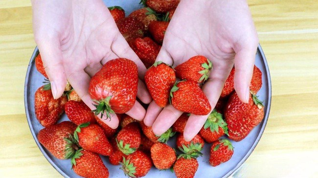 Lão nông trồng dâu tây lâu năm: "Chỉ dùng muối hay bột mì để rửa thì chả có cái nào đúng, rửa thế này sẽ sạch hơn" - Ảnh 4. Lão nông trồng dâu tây lâu năm: "Chỉ dùng muối hay bột mì để rửa thì chả có cái nào đúng, rửa thế này sẽ sạch hơn" - Ảnh 4.