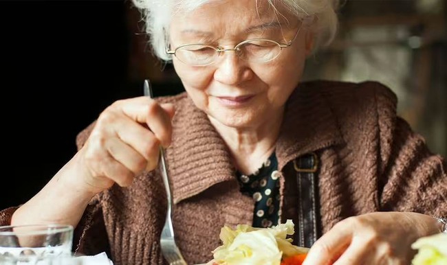 Chuyên gia sức khỏe khuyên ăn 4 loại thực phẩm để giảm nguy cơ mắc bệnh Alzheimer, tiểu đường và ung thư - Ảnh 1.