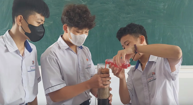 “Biến nước ngọt Sting thành tinh khiết”, nhóm học sinh bất ngờ nổi tiếng trên mạng - Ảnh 2.