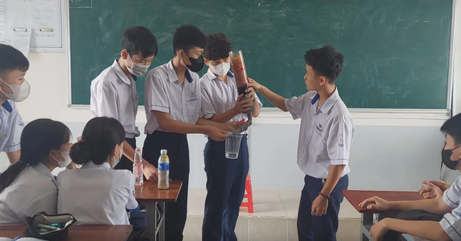 “Biến nước ngọt Sting thành tinh khiết”, nhóm học sinh bất ngờ nổi tiếng trên mạng - Ảnh 3.