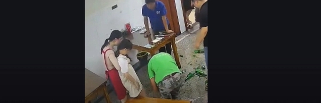 Bức ảnh b&iacute; mật chụp tr&ecirc;n t&agrave;u "dậy s&oacute;ng" cộng đồng mạng: Điều đ&aacute;ng sợ nhất của 1 gia đ&igrave;nh kh&ocirc;ng phải l&agrave; ngh&egrave;o kh&oacute; m&agrave; l&agrave; thứ n&agrave;y - Ảnh 2.