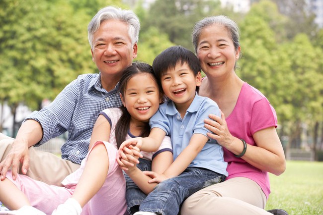 Kỹ năng gi&uacute;p &ocirc;ng b&agrave; gần gũi ch&aacute;u - Ảnh 1.