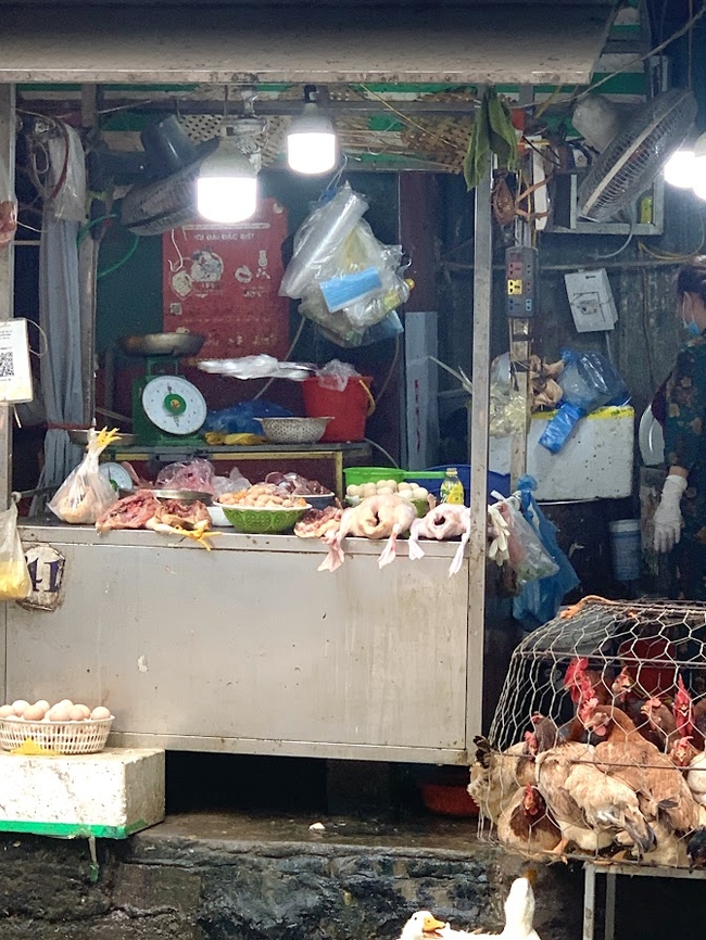 Sau hàng loạt vụ nghi vấn cơm gà gây ngộ độc thực phẩm: Bất ngờ từ chợ cóc đến siêu thị đều có kiểu bảo quản thịt gà khiến nhiều người kinh ngạc - Ảnh 3.